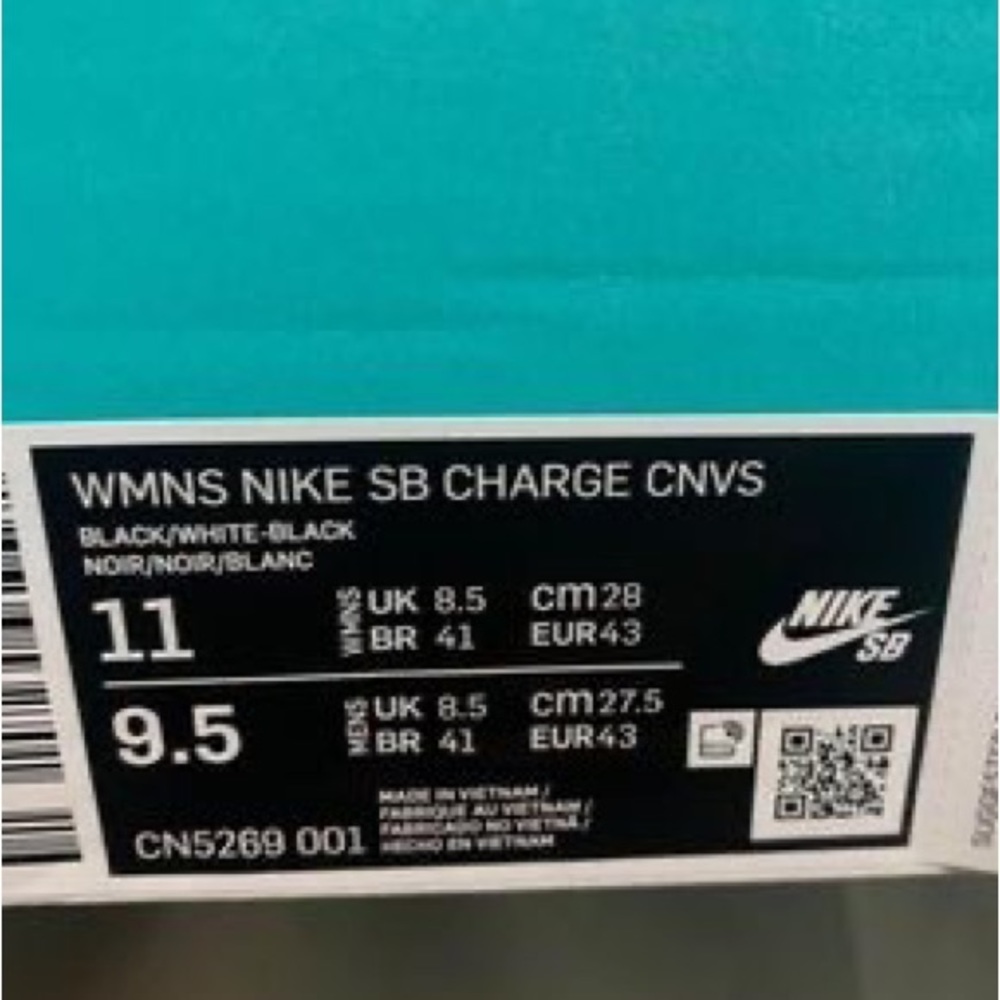 New in box Nike sb
Nike SB black and white
Woman sz 11
Men sz 9.5 - Picture 2 of 2